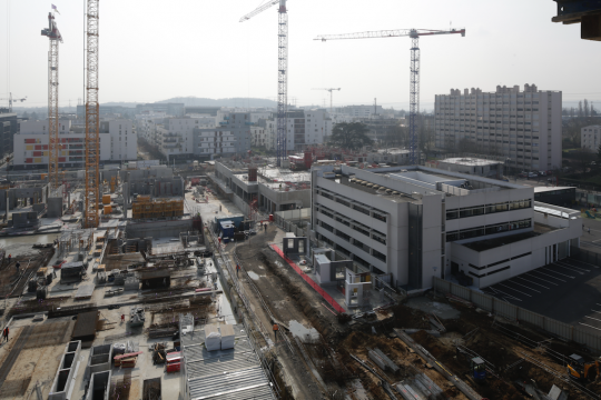 Ilot Centre de Congrès et Cinéma (à gauche), et Ilot du Cèdre - Logements, Carrefour Market et commerces (à droite, derrière l’école Atlantis)